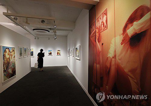 페트라 콜린스 단독 사진전 개막(서울=연합뉴스) 이재희 기자 = 28일 서울 종로구 대림미술관에서 열린 캐나다 사진작가 페트라 콜린스의 '팬걸'(fangirl) 전시 프리뷰 참석자가 작품을 살펴보고 있다. 이 전시는 12월 31일까지 열린다. 2025.8.28 scape@yna.co.kr