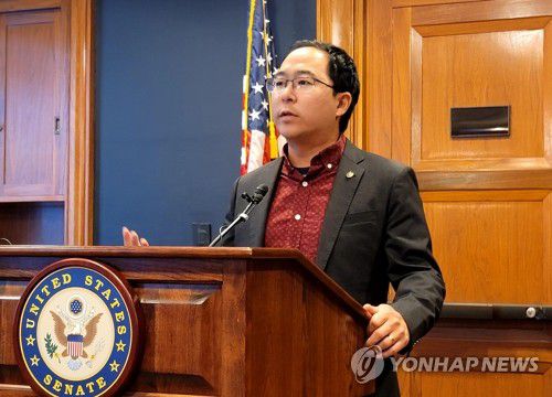 한국 특파원단 간담회에서 발언하는 앤디 김(워싱턴=연합뉴스) 조준형 특파원 = 앤디 김 미 연방 상원의원(민주·뉴저지)이 28일(현지시간) 워싱턴 DC의 미 의회 건물에서 열린 한국 특파원단 간담회에서 발언하고 있다. 2025.8.29 jhcho@yna.co.kr