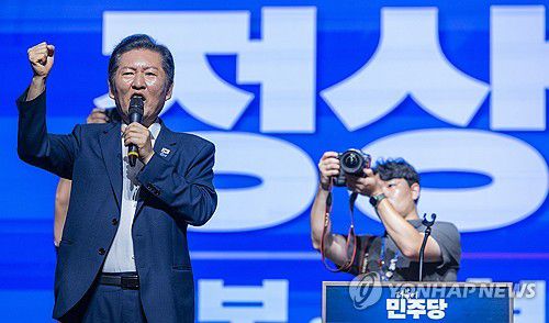 구호 외치는 정청래(영종도=연합뉴스) 황광모 기자 = 더불어민주당 정청래 대표가 29일 인천시 중구 파라다이스시티 컨벤션에서 열린 2025 정기국회 더불어민주당 의원단 워크숍에서 연설하며 구호를 외치고 있다. 2025.8.29 hkmpooh@yna.co.kr