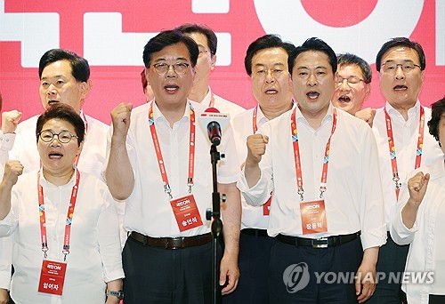 2025 국민의힘 국회의원 연찬회(인천=연합뉴스) 박동주 기자 = 29일 인천국제공항공사 항공교육원에서 열린 2025 국민의힘 국회의원 연찬회에서 장동혁 대표, 송언석 원내대표 등 의원들이 결의문을 발표한 뒤 구호를 외치고 있다. 2025.8.29 pdj6635@yna.co.kr