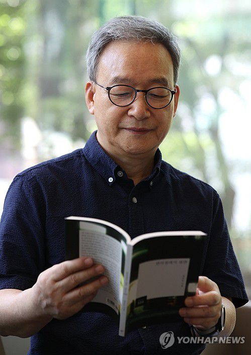 새 시집 펴낸 정호승 시인(서울=연합뉴스) 이재희 기자 = 시집 '편의점에서 잠깐'을 펴낸 정호승 시인이 29일 서울 연합뉴스 사옥에서 열린 인터뷰에 앞서 포즈를 취하고 있다. 2025.8.29 scape@yna.co.kr