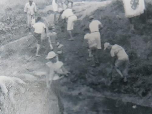 일하고 있는 보육원 아이들이 사진은 첫 번째 피해증언자인 송준영 씨가 있었던 보육원 아이들의 노동 모습이다. [고아권익연대 제공]