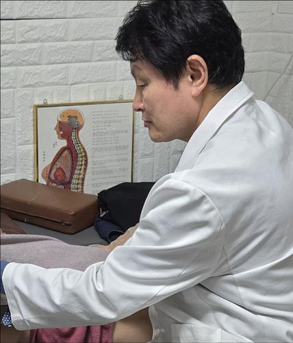 물리치료사로서 일하는 유진수 대표 모습[본인 제공]