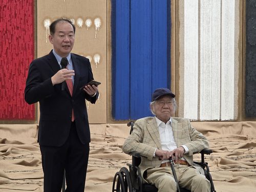하종현 작가와 하윤 이사장(서울=연합뉴스) 박의래 기자 = 하윤 하종현예술문화재단 이사장(왼쪽)이 29일 아버지인 하종현 작가 옆에 서서 하종현아트센터에 대한 설명을 하고 있다. 2025.8.30. laecorp@yna.co.kr