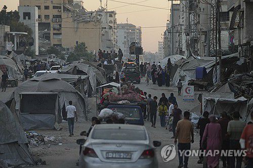 가자시티 떠나는 주민들[AP=연합뉴스]