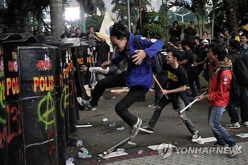 경찰과 충돌한 시위대[AP 연합뉴스. 재판매 및 DB 금지]
