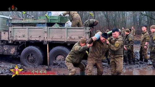 북한, 파병군 찬양 뮤직비디오 '기억하리' 공개(서울=연합뉴스) 조선중앙TV는 우크라이나 전쟁 파병군을 찬양하는 뮤직비디오 '기억하리'를 30일 공개했다. 북한 파병군이 발이 푹푹 빠지는 뻘밭에서 무기를 옮기고 있다. 2025.8.30 [조선중앙TV 캡처]