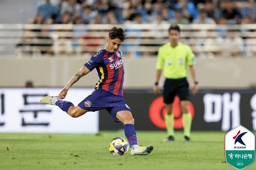 페널티킥을 차는 수원FC 윌리안.[한국프로축구연맹 제공. 재판매 및 DB 금지]