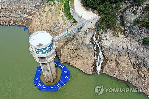 폭포가 아닙니다…오봉저수지로 쏟아지는 물줄기(강릉=연합뉴스) 지난 28일 강원 강릉시 주요 상수원인 오봉저수지에 저수지 하류의 남대천에서 관을 통해 끌어 올린 물이 쏟아지고 있다. [연합뉴스 자료사진]