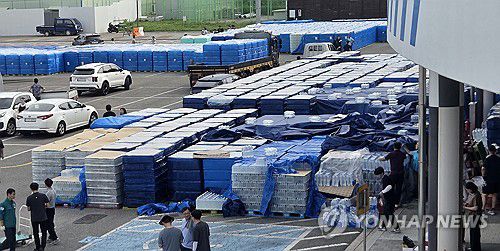 학교와 유치원, 경로당에 생수 배부(강릉=연합뉴스) 유형재 기자 = 29일 강원 강릉시 강릉아레나 주차장에서 극심한 가뭄으로 어려움을 겪는 학교와 경로당, 유치원 등에 생수를 배부하고 있다.     강릉시는 계속된 가뭄으로 상수원인 오봉저수지의 이날 현재 저수율이 15.7%까지 떨어져 수도 계량기 75%를 잠그는 강력한 제한 급수가 시행되는 저수율 15% 미만을 앞두고 있다. 2025.8.29 yoo21@yna.co.kr