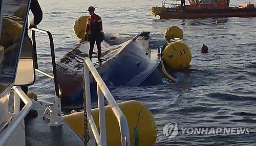 거제해상서 낚시어선 전복(거제=연합뉴스) 30일 오전 5시 18분께 경남 거제시 양지암취 북동방 약 1.8㎞(1해리) 해상에서 19명이 승선한 9t급 낚시어선 A호와 3명이 타고 있던 4t급 어선 B호가 충돌하는 사고가 났다. 이 사고로 인명피해는 없었지만, 선체에 물이 들어오면서 A호가 전복됐다. 사진은 사고 현장. 2025.8.30 [창원해양경찰서 제공. 재판매 및 DB 금지] jjang23@yna.co.kr