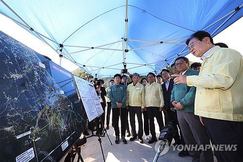 강릉 가뭄 현장 점검하는 이재명 대통령(강릉=연합뉴스) 홍해인 기자 = 이재명 대통령이 30일 강원 강릉시 성산면 오봉저수지를 방문해 가뭄 대응 추진 상황을 점검하고 있다. 2025.8.30 [대통령실통신사진기자단] hihong@yna.co.kr