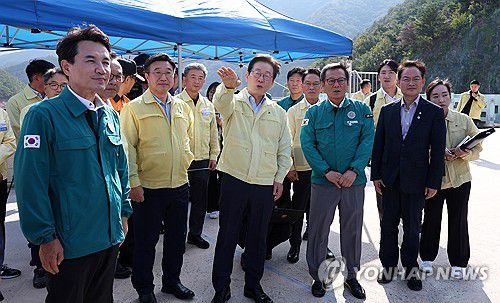 강릉 가뭄 현장 점검하는 이재명 대통령(강릉=연합뉴스) 홍해인 기자 = 이재명 대통령이 30일 강원 강릉시 성산면 오봉저수지를 방문해 가뭄 대응 상황을 점검하고 있다. 2025.8.30 [대통령실통신사진기자단] hihong@yna.co.kr