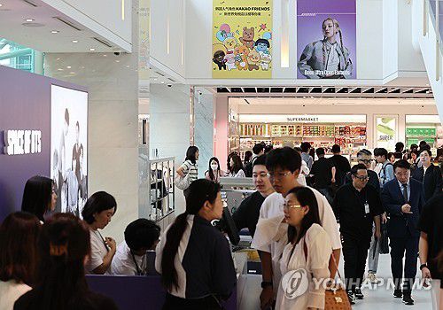 신세계면세점 명동점, 11층 'K-컬처 쇼핑 허브'로 새단장 (서울=연합뉴스) 이재희 기자 = 18일 서울 중구 신세계면세점 명동점  케이-컬처 복합 쇼핑 공간에서 외국인 관광객들이 리뉴얼된 공간을 살펴보고 있다. 2025.7.18 scape@yna.co.kr