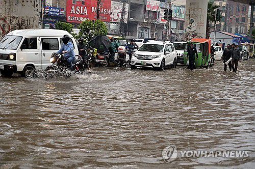 홍수로 잠긴 파키스탄 라호르 도로[EPA 연합뉴스. 재판매 및 DB 금지]