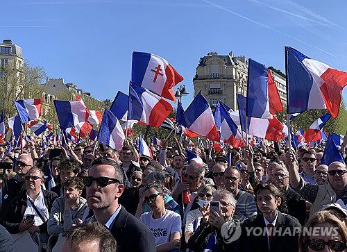 프랑스 극우 정당 국민연합(RN) 지지자들 [UPI 연합뉴스 자료사진. 재배포 및 DB 금지]