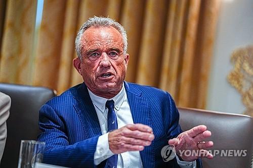 케네디 미국 보건복지부장관(워싱턴DC UPI=연합뉴스) 로버트 케네디 미국 보건복지부 장관이 2025년 8월 26일 열린 각료 회의에서 발언하고 있다. (Photo by Aaron Schwartz/UPI) 2025.8.31