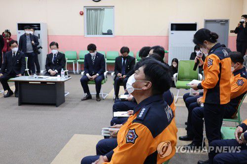 2022년 침통한 용산소방서 소방관들과의 간담회(서울=연합뉴스) 김주성 기자 = 2022년 11월 9일 열린, 이태원 압사 참사 당시 현장대응에 나섰던 소방관들 간담회. 한 소방대원이 울먹이며 당시 상황을 전하자 참석자들이 침통해 하고 있다. [연합뉴스 자료사진] 2025.8.31