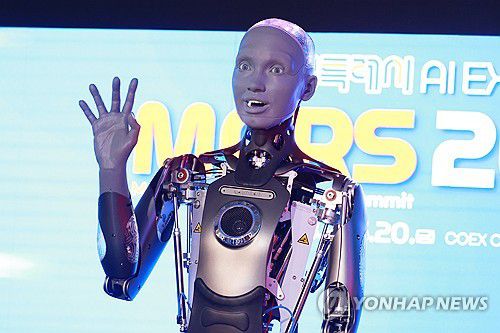 인사하는 휴머노이드 로봇 아메타(서울=연합뉴스) 진연수 기자 = 18일 서울 강남구 코엑스에서 열린 2025 메타버스 엑스포에서 휴머노이드 로봇 아메타가 인사를 하고 있다. 2025.6.18 jin90@yna.co.kr