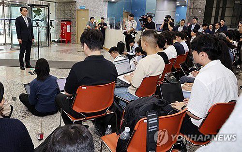 지명 소감 밝히는 이억원 금융위원장 후보자(서울=연합뉴스) 이동해 기자 = 이억원 금융위원장 후보자가 14일 서울 중구 예금보험공사에 마련된 인사청문회 준비 사무실로 첫 출근하며 지명 소감을 밝히고 있다. 2025.8.14 eastsea@yna.co.kr