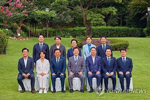 이재명 대통령, 민주당 지도부와 만찬(서울=연합뉴스) 이재명 대통령이 20일 서울 한남동 관저에서 더불어민주당 정청래 대표, 김병기 원내대표 등 지도부와 만찬 전 기념 촬영을 하고 있다. 2025.8.20 [대통령실 제공. 재판매 및 DB 금지] photo@yna.co.kr