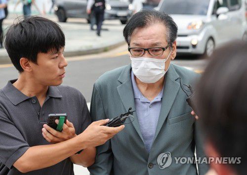 영장심사 포기한 건진법사 전성배 씨, 특검 인치(서울=연합뉴스) 이동해 기자 = 영장심사를 포기한 건진법사 전성배 씨가 21일 민중기 특별검사팀 사무실이 마련된 서울 종로구 KT 광화문빌딩 웨스트에서 대기하기 위해 출석하고 있다.      전 씨는 이날 오전 10시 30분에 영장실질심사를 받을 예정이었지만 심사 포기 의사를 밝혔다. 2025.8.21 eastsea@yna.co.kr