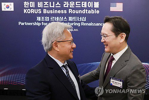 엔비디아와 삼성전자의 만남(워싱턴=연합뉴스) 홍해인 기자 = 이재용 삼성전자 회장이 25일(현지시간) 미국 워싱턴DC 윌라드 호텔에서 열린 한미 비즈니스 라운드 테이블 리셉션에 참석해 젠슨 황 엔비디아 최고경영자(CEO)와 인사하고 있다. 2025.8.26 hihong@yna.co.kr