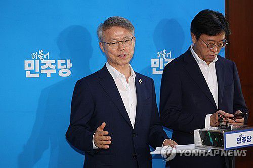 검찰개혁 관련 브리핑하는 민형배 의원(서울=연합뉴스) 박동주 기자 = 27일 서울 여의도 국회에서 더불어민주당 민형배 의원이 검찰개혁 관련 브리핑을 하고 있다. 2025.8.27 pdj6635@yna.co.kr