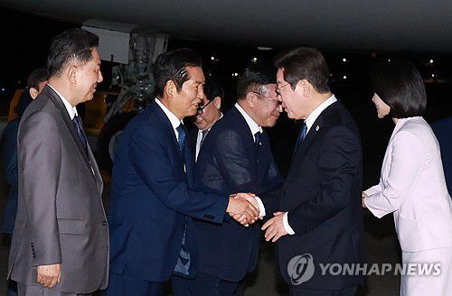 이재명 대통령, 정청래 대표와 인사(성남=연합뉴스) 홍해인 기자 = 이재명 대통령과 김혜경 여사가 일본·미국 방문 일정을 마치고 28일 경기도 성남 서울공항에 도착해 영접 나온 더불어민주당 정청래 대표와 인사하고 있다. 2025.8.28 hihong@yna.co.kr