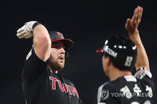 LG 오스틴 만점 활약(창원=연합뉴스) 김동민 기자 = 28일 경남 창원NC파크에서 열린 프로야구 2025 신한 SOL 뱅크 KBO리그 LG 트윈스와 NC다이노스 경기. 7회 초 2사 1·2루 상황 안타(3루타)를 친 LG 3번 오스틴 딘이 3루에서 정수성 코치와 하이파이브하고 있다. 2025.8.28 image@yna.co.kr