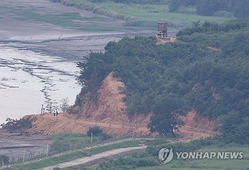 김정은 방중 앞둔 북한(김포=연합뉴스) 류영석 기자 = 김정은 북한 국무위원장의 중국  '전승절' 열병식 참석을 앞둔 29일 경기 김포시 애기봉 평화생태공원 조강전망대에서 바라본 북한 황해도 개풍군 일대 마을 모습. 2025.8.29 ondol@yna.co.kr