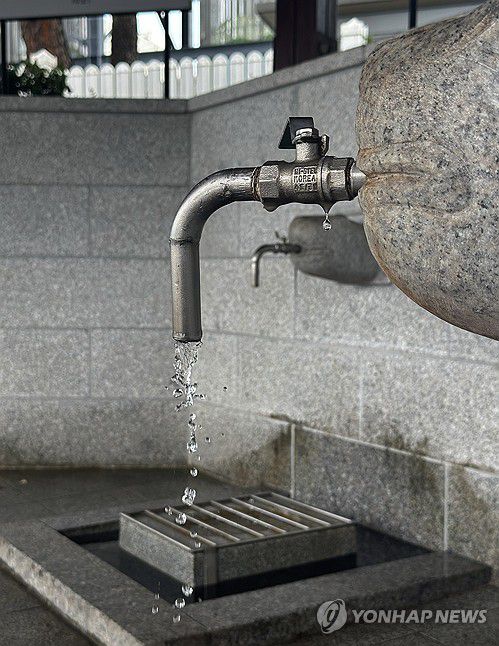 샘터에 흐르는 암반수(강릉=연합뉴스) 강태현 기자 = 지난 30일 강원 강릉시 대관령샘터 식수 밸브에 물이 흐르고 있다. 롯데칠성음료에서 운영하는 대관령샘터는 대관령 지하 암반수를 취수해 수처리 과정을 거쳐 시민에게 식수를 제공하고 있다.     농촌용수종합정보시스템에 따르면 가뭄으로 강릉지역 87%의 생활용수를 공급하는 상수원 오봉저수지의 저수율이 지난 30일 기준 15.3%(평년 72%)로 뚝 떨어져 역대 최저치를 기록했다. 2025.8.31 taetae@yna.co.kr