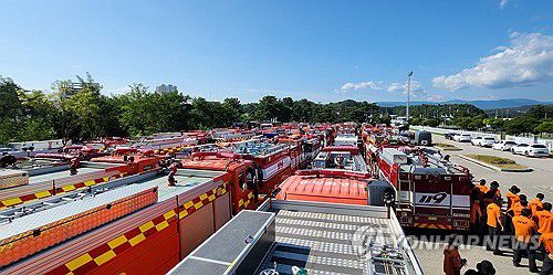 급수 지원 위해 전국서 달려온 소방차들(강릉=연합뉴스) 최악 가뭄에 시달리는 강원 강릉시 급수 지원을 위해 소방청이 지난 30일 국가소방동원령을 발령한 가운데 31일 오전 연곡면 강북공설운동장에 소방차와 대원들이 집결해 있다.     강원특별자치도소방본부에 따르면 이날 동원된 소방차는 총 71대로, 예상 급수량은 2천500t이다. 2025.8.31 [강원특별자치도소방본부 제공. 재판매 및 DB 금지] conanys@yna.co.kr