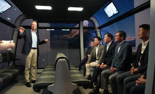 글로벌 케이블카 기업으로부터 설명 듣는 도 유럽방문단[강원도 제공.재판매 및 DB 금지]