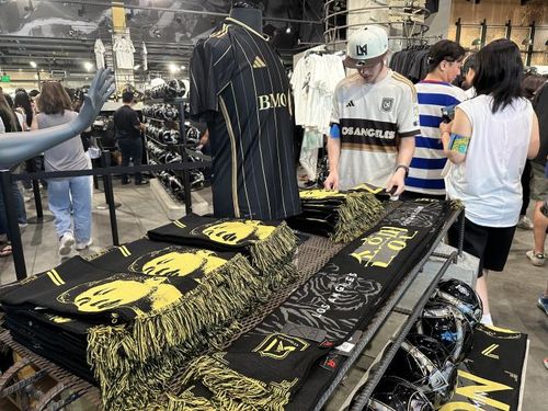 손흥민 LAFC 티셔츠·기념품 사러 몰려든 팬들(로스앤젤레스=연합뉴스) 임미나 특파원 = 31일(현지시간) 손흥민(로스앤젤레스FC)의 첫 홈경기 데뷔전이 열린 미국 LA BMO스타디움 내 판매점에서 팬들이 손흥민 티셔츠와 수건 등을 구매하고 있다. mina@yna.co.kr