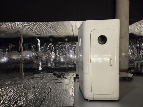 이불 작 '속도보다 거대한 중력Ⅰ'(서울=연합뉴스) 박의래 기자 = 1일 서울 용산구 리움미술관에서 열린 '이불:1998년 이후'에 전시된 노래방 작업 '속도보다 거대한 중력 I'. 2025.9.1. laecorp@yna.co.kr