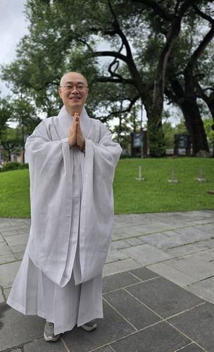 합장한 묘장스님[촬영 이세원]