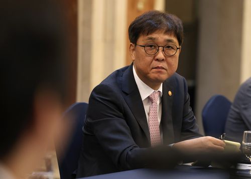 문화예술 협단체장 간담회 참석한 최휘영 문체부 장관(서울=연합뉴스) 최휘영 문화체육관광부 장관이 1일 서울 영등포구 켄싱턴호텔 여의도에서 문화예술 협·단체장을 만나 간담회를 갖고 예술계 의견을 듣고 있다. 2025.09.01 [문화체육관광부 제공. 재판매 및 DB 금지]