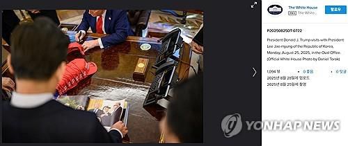 백악관이 공개한 한미정상회담 사진 (서울=연합뉴스) 지난달 25일(현지시간) 미국 워싱턴DC 백악관 오벌오피스에서 열린 이재명 대통령과 도널드 트럼프 대통령의 한미 정상회담 당시 사진을 백악관이 최근 사진 공유 사이트를 통해 공개했다.      이재명 대통령이 트럼프 대통령 화보집을 보는 동안 트럼프 대통령이 마가 모자에 서명하고 있다.  2025.9.1  [백악관 플리커 캡처. 재판매 및 DB 금지]