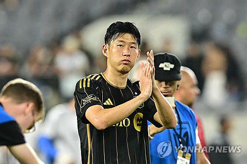 홈 팬들에게 박수를 보내는 손흥민[AFP=연합뉴스]