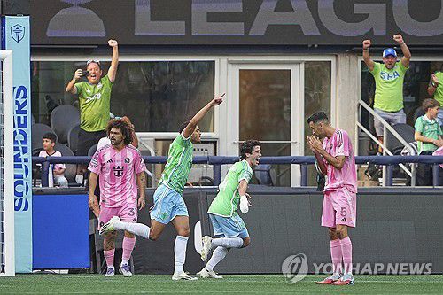 골세리머니를 펼치는 시애틀 선수들[AP=연합뉴스]