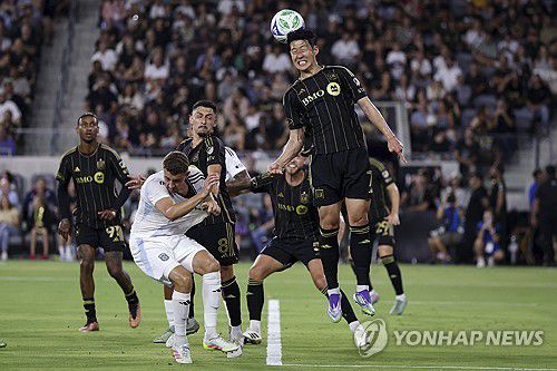 손흥민의 헤딩 [AP=연합뉴스. 재판매 및 DB 금지]