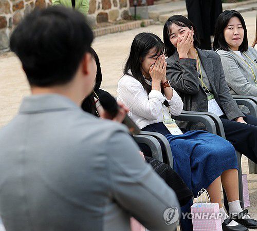 어색한 자기소개…기대감 충만(인천=연합뉴스) 이세원 기자 = 2024년 4월 6일 인천 강화군 소재 전등사에서 열린 미혼남녀 템플스테이 '나는 절로'에서 여성 참가자들이 남성 참가자의 자기소개를 듣고 있다. [연합뉴스 자료사진]