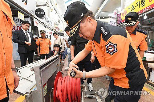 소방청장, 추석 연휴 대비 대전 태평전통시장 화재안전점검(서울=연합뉴스) 허석곤 소방청장이 지난 9일 추석 연휴 이용객이 늘어날 것이 예상됨에 따라 화재취약 요소들과 화재 예방을 위해 대전 중구 태평전통시장을 방문, 지하비상소방함을 점검하고 있다. 2024.9.10 [소방청 제공. 재판매 및 DB 금지] photo@yna.co.kr