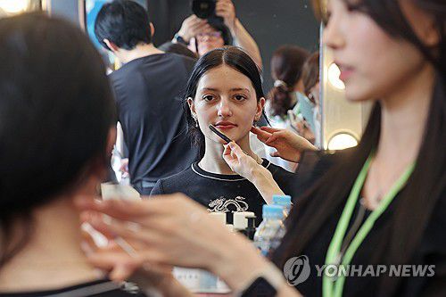 '나에게 어떤 화장이 어울릴까?'(서울=연합뉴스) 임화영 기자 = 22일 서울 용산구 노들섬에서 열린 체험형 뷰티&헬스(Beauty&Health) 축제 '2025 올리브영 페스타'에서 한 참관객이 메이크업 시연 서비스를 받고 있다. 2025.5.22 hwayoung7@yna.co.kr