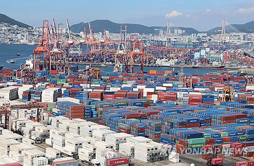 수출입 화물이 쌓여 있는 부산항 신선대부두, 감만부두(부산=연합뉴스) 강선배 기자 = 트럼프 미국 대통령은 한국이 미국에 3500억달러(약 487조원)를 투자하는 등의 조건으로 한국에 대한 상호관세를 기존 25%에서 15%로 낮추기로 했다고 30일(현지 시각) 밝혔다. 사진은 31일 부산항 신선대부두, 감만부두에 컨테이너가 가득 쌓여 있는 모습. 2025.7.31 sbkang@yna.co.kr