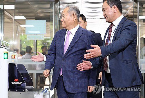 영장심사 출석하는 이상민 전 장관(서울=연합뉴스) 김성민 기자 = 이상민 전 행정안전부 장관이 구속 전 피의자 심문(영장실질심사)을 위해 31일 서울 서초구 서울중앙지방법원으로 들어서고 있다. 2025.7.31 ksm7976@yna.co.kr