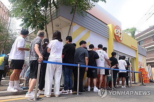 '990원 소금빵'에 늘어선 줄(서울=연합뉴스) 서대연 기자 = 31일 서울 성동구 글로우 성수에 마련된 경제유튜버 슈카의 ETF 베이커리 팝업 스토어 앞에 빵을 사려는 시민들이 줄을 서고 있다.      슈카는 국내 빵값 상승에 대응하기 위해 가성비를 강조한 초저가 베이커리 팝업스토어를 열었다고 밝혔다. 주요 메뉴 가격은 소금빵·베이글·바게트 990원, 식빵 1990원, 명란바게트 2450원, 단팥빵 2930원 등으로 책정됐다. 2025.8.31 dwise@yna.co.kr