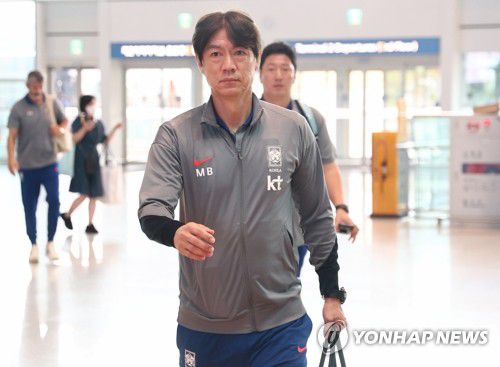 출국하는 홍명보 감독(영종도=연합뉴스) 윤동진 기자 = 대한민국 축구대표팀 홍명보 감독이 미국·멕시코와 평가전을 위해 1일 인천국제공항 2터미널을 통해 출국하고 있다.      대표팀은 미국에서 오는 7일 미국, 10일 멕시코와 평가전을 치른다. 2025.9.1 mon@yna.co.kr