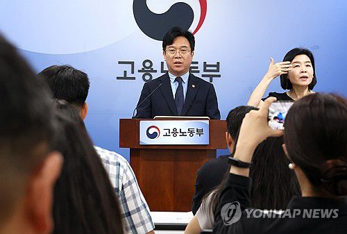 김영훈 고용장관, 업무상 질병 산재 처리 기간 단축 방안 브리핑(세종=연합뉴스) 배재만 기자 = 김영훈 고용노동부 장관이 1일 정부세종청사 고용노동부 브리핑실에서 업무상 질병 산재 처리 기간 단축 방안에 관해 설명하고 있다. 2025.9.1 scoop@yna.co.kr
